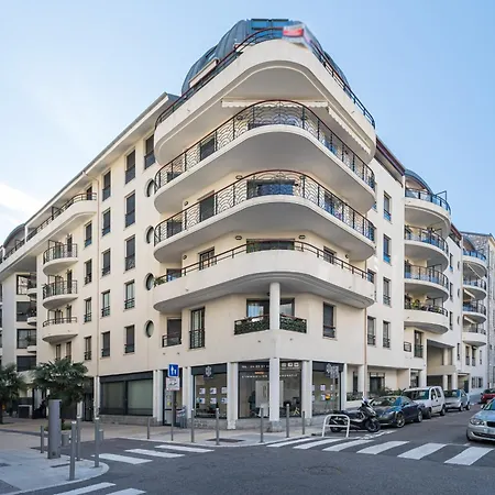 1 Bedroom Downtown Carre D'or With Garage Apartament