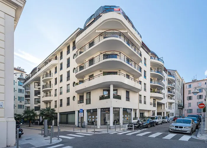 1 Bedroom Downtown Carre D'or With Garage Apartament