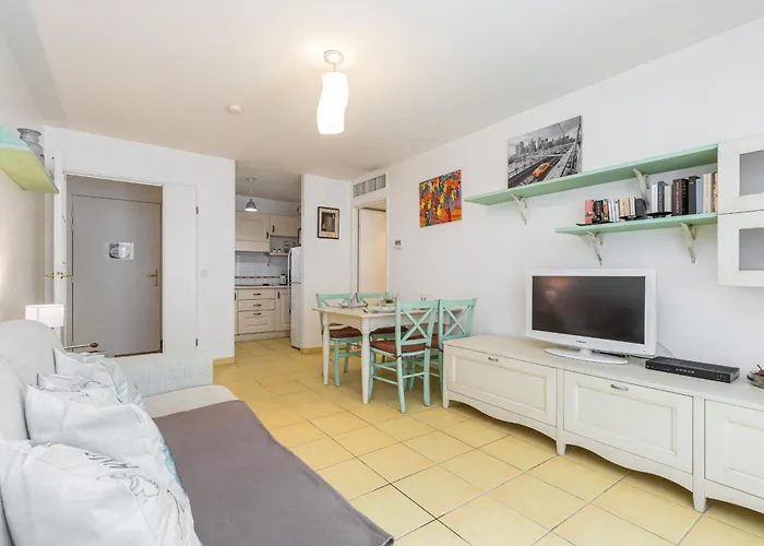 1 Bedroom Downtown Carre D'or With Garage Διαμέρισμα *