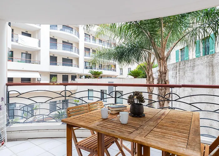 1 Bedroom Downtown Carre D'or With Garage Apartament