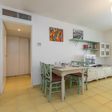 1 Bedroom Downtown Carre D'or With Garage ניס